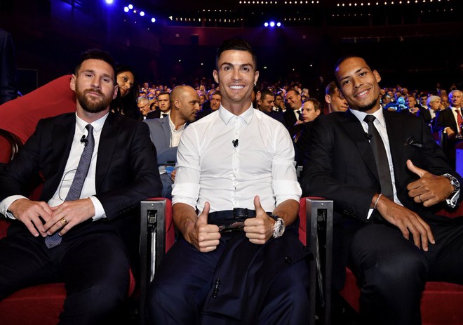 Cười nghi&ecirc;ng ngả với biểu cảm cực đắt gi&aacute; của Ronaldo khi chứng kiến Messi ẵm danh hiệu cao qu&yacute; ngay trước mắt - Ảnh 3.