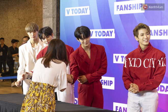 Sự kiện hi-touch đầu tiên của tân binh CIX tại TP.HCM: Cựu thành viên Wanna One điển trai, dàn mỹ nam cực thân thiện với fan Việt - Ảnh 3.