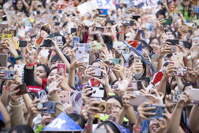 Sự kiện hi-touch đầu tiên của tân binh CIX tại TP.HCM: Cựu thành viên Wanna One điển trai, dàn mỹ nam cực thân thiện với fan Việt - Ảnh 5.