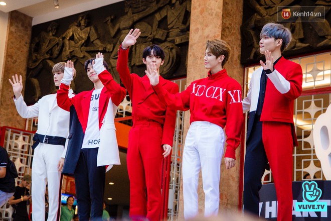 Sự kiện hi-touch đầu tiên của tân binh CIX tại TP.HCM: Cựu thành viên Wanna One điển trai, dàn mỹ nam cực thân thiện với fan Việt - Ảnh 4.