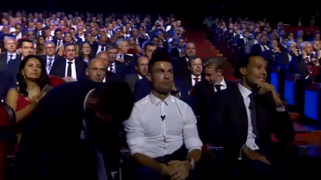 Cười nghi&ecirc;ng ngả với biểu cảm cực đắt gi&aacute; của Ronaldo khi chứng kiến Messi ẵm danh hiệu cao qu&yacute; ngay trước mắt - Ảnh 2.