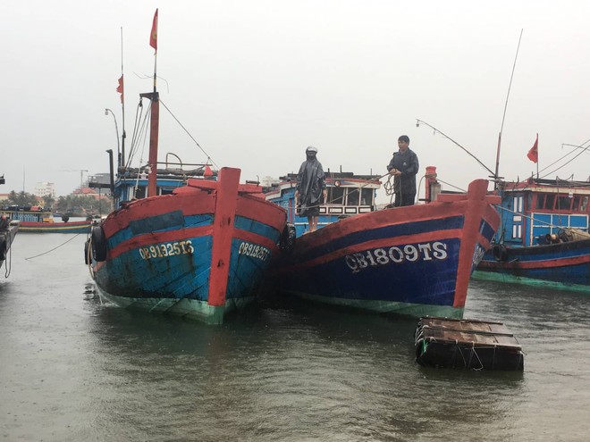 Tàu cá bị sóng đánh chìm khi vào trú bão Pudul, 2 ngư dân Quảng Bình gặp nạn - Ảnh 1.