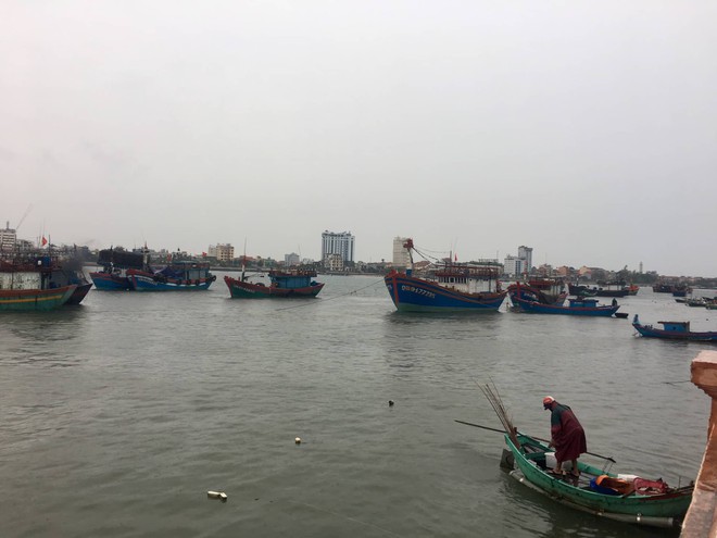 Tàu cá bị sóng đánh chìm khi vào trú bão Pudul, 2 ngư dân Quảng Bình gặp nạn - Ảnh 2.