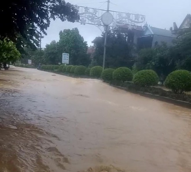 Thanh H&oacute;a: Nhiều nơi ngập s&acirc;u, xe chở 60 c&ocirc;ng nh&acirc;n mắc kẹt giữa nước lũ - Ảnh 2.