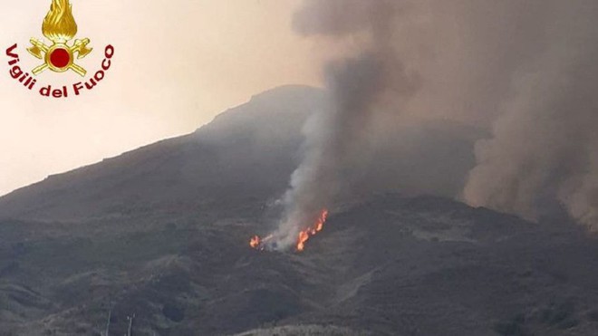 Núi lửa Stromboli ở Italy phun trào dữ dội - Ảnh 1.