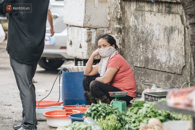 Cuộc sống xung quanh nhà kho Rạng Đông sau vụ cháy: Người lớn cay mắt và khó thở, trẻ nhỏ được sơ tán - Ảnh 12.