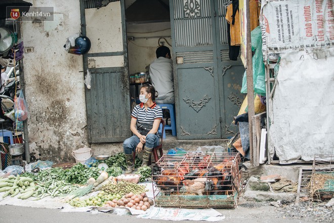 Cuộc sống xung quanh nhà kho Rạng Đông sau vụ cháy: Người lớn cay mắt và khó thở, trẻ nhỏ được sơ tán - Ảnh 3.