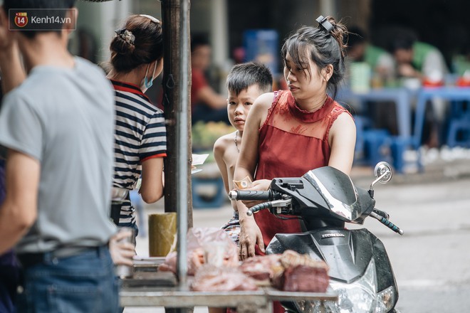 Cuộc sống xung quanh nhà kho Rạng Đông sau vụ cháy: Người lớn cay mắt và khó thở, trẻ nhỏ được sơ tán - Ảnh 4.