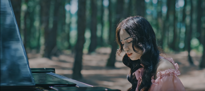 Hương Ly chính thức debut bằng MV xuyên không trên nền nhạc ballad đẫm nước mắt, liệu có thành công như khi hát cover? - Ảnh 2.