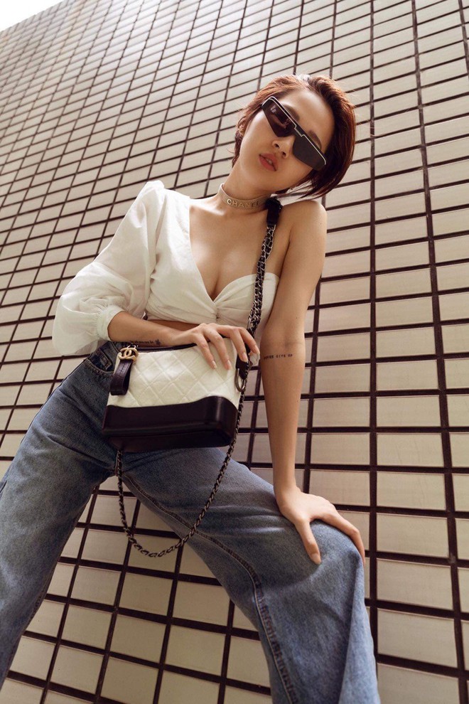 Tạo d&aacute;ng chụp h&igrave;nh sương sương, Bảo Anh l&agrave;m d&acirc;n t&igrave;nh &ldquo;th&oacute;t tim&rdquo; với v&ograve;ng 1 o &eacute;p chỉ chực tr&agrave;o ra ngo&agrave;i - Ảnh 1.