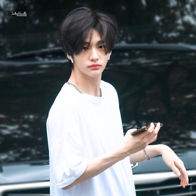 Hyunjin (Stray kids) hiện nguy&ecirc;n h&igrave;nh fan cuồng Hotel Del Luna: Vội đi l&agrave;m vẫn tranh thủ c&agrave;y phim của IU - Ảnh 4.