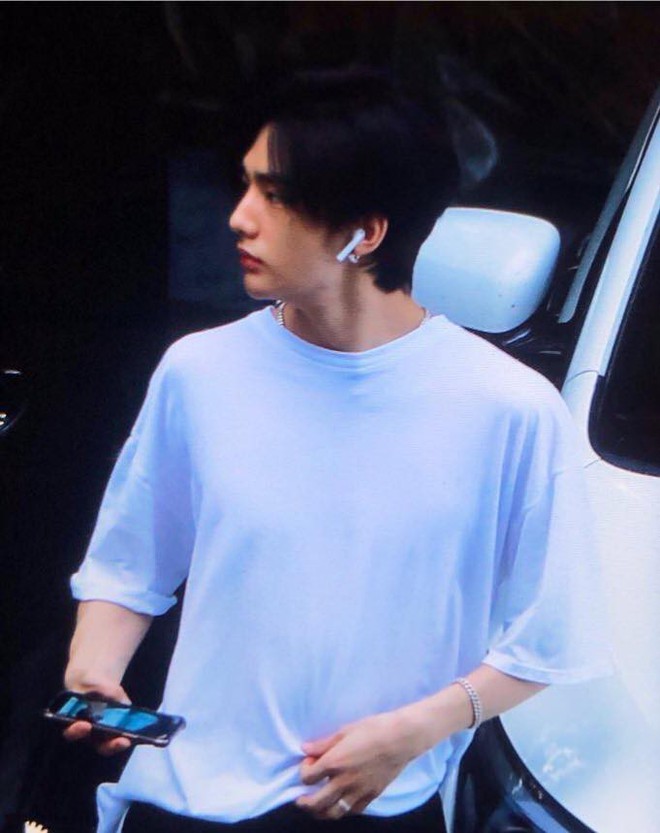 Hyunjin (Stray kids) hiện nguy&ecirc;n h&igrave;nh fan cuồng Hotel Del Luna: Vội đi l&agrave;m vẫn tranh thủ c&agrave;y phim của IU - Ảnh 5.