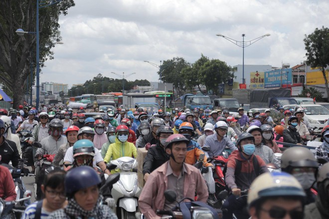 Va chạm với xe máy Go-Viet, khách nữ GrabBike ngã ra đường bị xe tải cán tử vong, tài xế hoảng loạn - Ảnh 3.