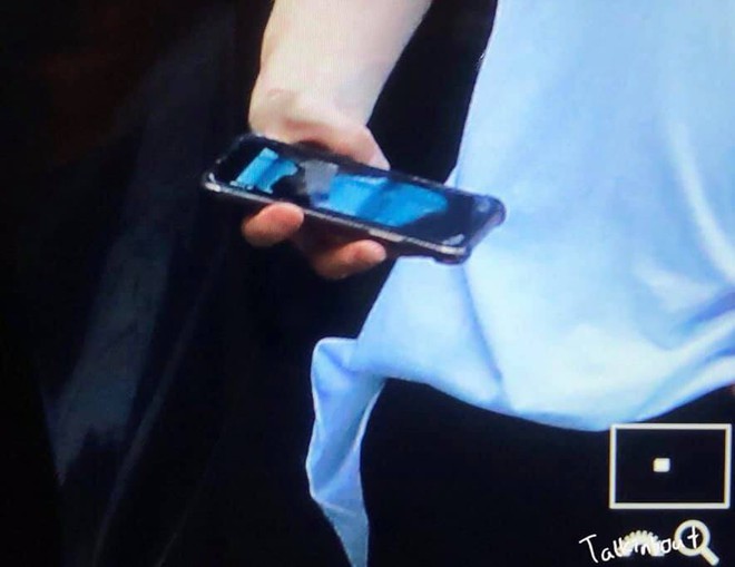 Hyunjin (Stray kids) hiện nguy&ecirc;n h&igrave;nh fan cuồng Hotel Del Luna: Vội đi l&agrave;m vẫn tranh thủ c&agrave;y phim của IU - Ảnh 6.