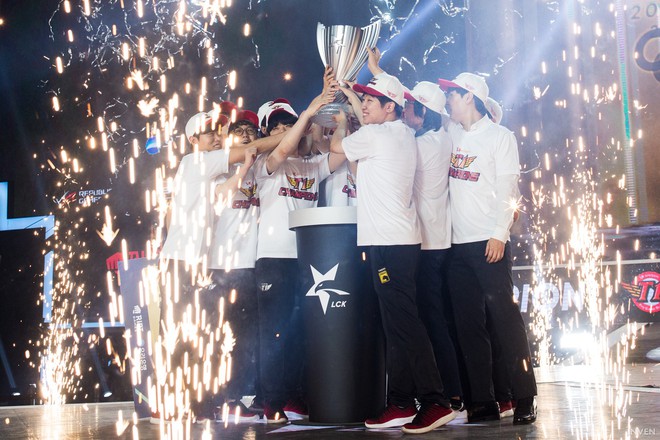 Chùm ảnh: Khoảnh khắc Faker và đồng đội SKT ăn mừng chức vô địch LCK lần thứ 8 cực hoành tráng - Ảnh 9.