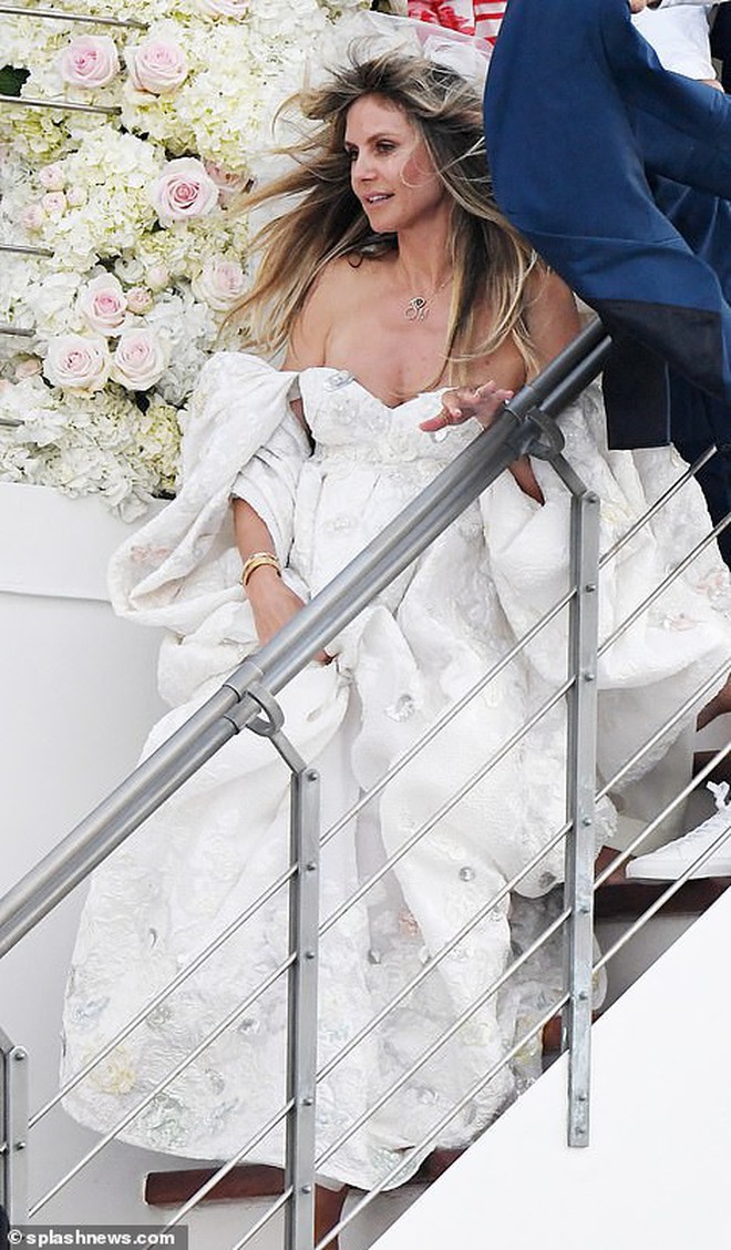 2 đám cưới hot nhất làng mẫu: Siêu mẫu Heidi Klum tổ chức trên du thuyền xa hoa, thiên thần “Victoria’s Secret” kết hôn đồng tính giản dị - Ảnh 2.