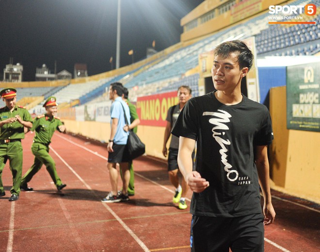 Cựu cầu thủ U23 tự trách vì bàn thua khiến HAGL đánh rơi chiến thắng ở Nam Định - Ảnh 9.