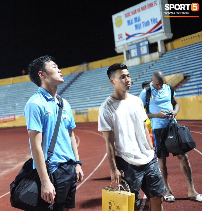 Cựu cầu thủ U23 tự trách vì bàn thua khiến HAGL đánh rơi chiến thắng ở Nam Định - Ảnh 7.