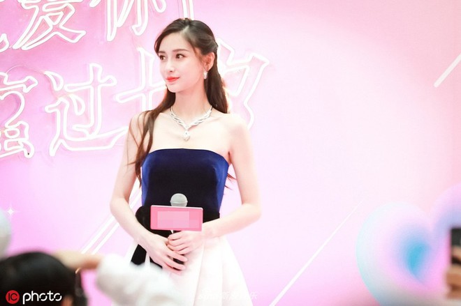 H&igrave;nh ảnh sự kiện của Angela Baby: Gầy trơ xương, đ&ocirc;i mắt cố mở to như trợn trừng, dấu hiệu l&atilde;o ho&aacute; hằn s&acirc;u - Ảnh 7.