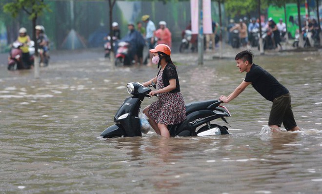 H&agrave; Nội v&agrave; miền Bắc tiếp tục mưa lớn trong 3 ng&agrave;y tới - Ảnh 1.