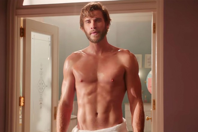 Màn đọ body gây bão: Thor Chris Hemsworth khoe bắp tay cuồn cuộn nhưng so lại được cơ bụng 6 múi của chồng Miley - Ảnh 5.