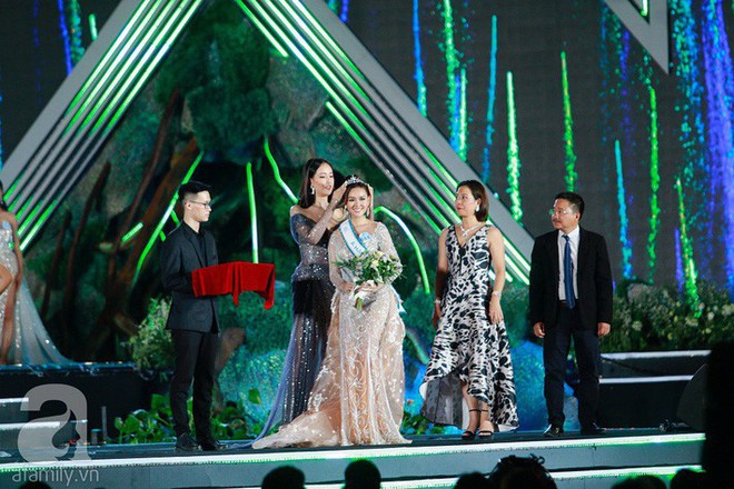 Trước khi sải bước ki&ecirc;u sa tại chung kết Miss World VN 2019, c&aacute;c th&iacute; sinh cũng c&oacute; khoảnh khắc mũ n&oacute;n k&iacute;n m&iacute;t th&uacute; vị hết sức - Ảnh 2.