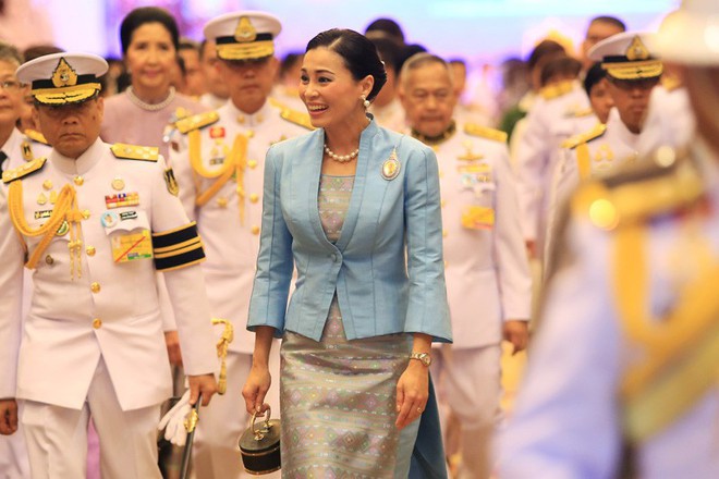 Sau khi chồng có thêm Thứ phi, Hoàng hậu Thái Lan tái xuất với thần thái xuất chúng, chứng minh đẳng cấp khó ai bì kịp - Ảnh 1.