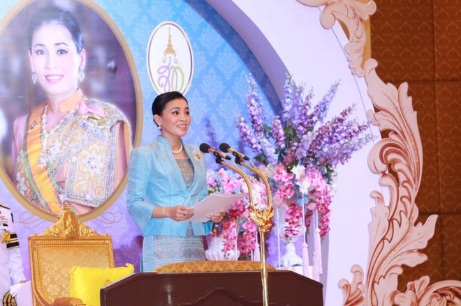 Sau khi chồng có thêm Thứ phi, Hoàng hậu Thái Lan tái xuất với thần thái xuất chúng, chứng minh đẳng cấp khó ai bì kịp - Ảnh 2.