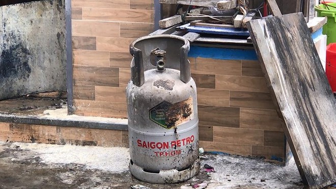 R&ograve; gas khi thay b&igrave;nh, 1 người bỏng nặng - Ảnh 2.