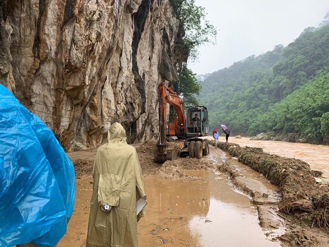 Kinh hoàng một gia đình 5 người bị mất tích do lũ cuốn trôi - Ảnh 3.