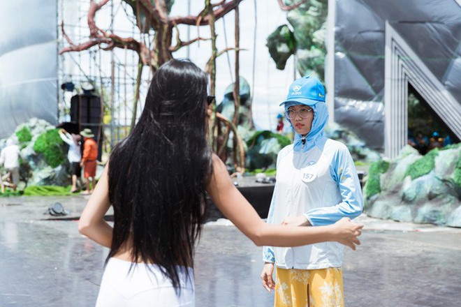 Trước khi sải bước ki&ecirc;u sa tại chung kết Miss World VN 2019, c&aacute;c th&iacute; sinh cũng c&oacute; khoảnh khắc mũ n&oacute;n k&iacute;n m&iacute;t th&uacute; vị hết sức - Ảnh 6.