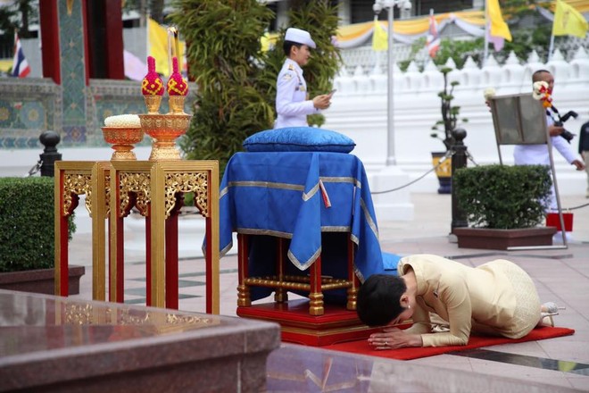 Thứ phi Thái Lan thực hiện nhiệm vụ hoàng gia đầu tiên trên cương vị mới với phong thái gây ngỡ ngàng - Ảnh 6.