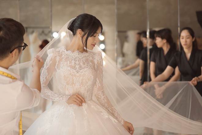 Bóc loạt bí mật đằng sau váy cưới của các mỹ nhân Việt đình đám - Ảnh 10.