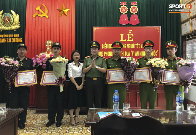 Khen thưởng các chiến sĩ cảnh sát sơ cứu fan nhí bị co giật ở Nam Định - Ảnh 2.