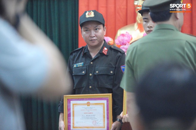 Khen thưởng các chiến sĩ cảnh sát sơ cứu fan nhí bị co giật ở Nam Định - Ảnh 4.