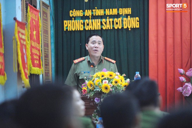 Khen thưởng các chiến sĩ cảnh sát sơ cứu fan nhí bị co giật ở Nam Định - Ảnh 7.