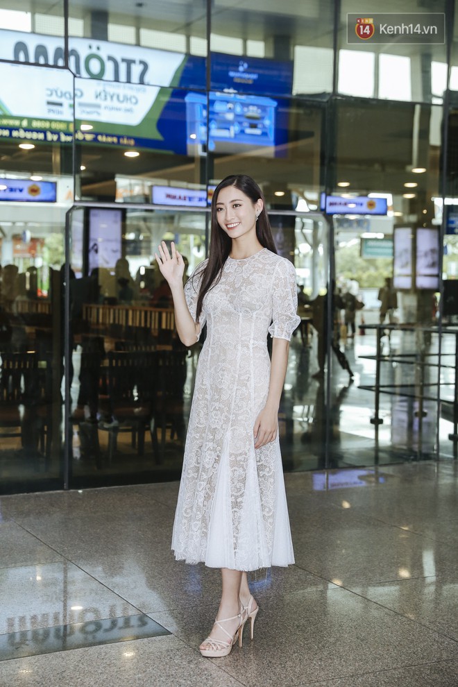 Tân Hoa hậu Lương Thùy Linh mặc giản dị, rạng rỡ cùng 2 Á hậu xuất hiện tại TP.HCM trong vòng tay người hâm mộ - Ảnh 2.