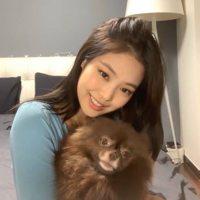 Đang mải nói chuyện với fan, Jennie (BLACKPINK) làm 1 hành động gây xôn xao khi ngầm thừa nhận... ghét YG? - Ảnh 1.