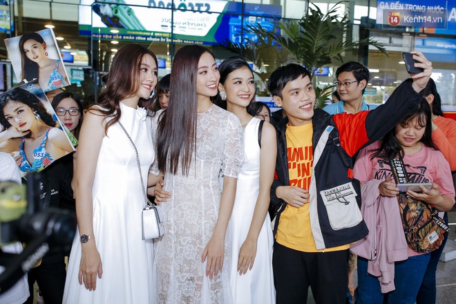 Tân Hoa hậu Lương Thùy Linh mặc giản dị, rạng rỡ cùng 2 Á hậu xuất hiện tại TP.HCM trong vòng tay người hâm mộ - Ảnh 15.