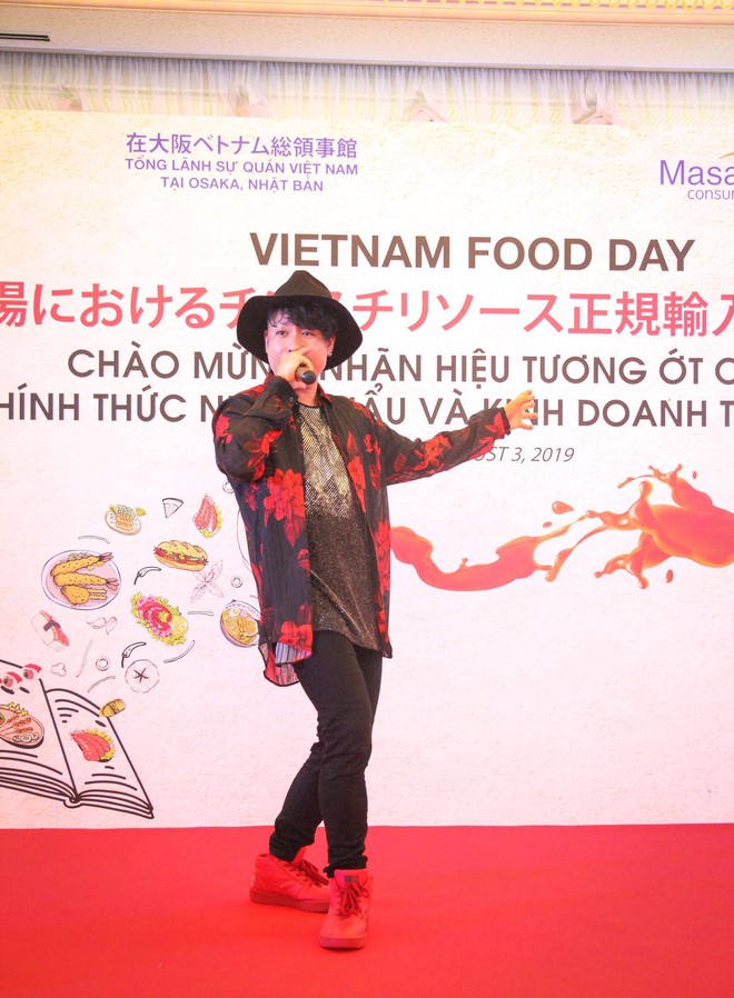 Bất ngờ với chàng ca sĩ Vietnam Kun trong sự kiện ra mắt CHIN-SU: Hát nhạc Việt bằng tiếng Nhật cực cool - Ảnh 1.