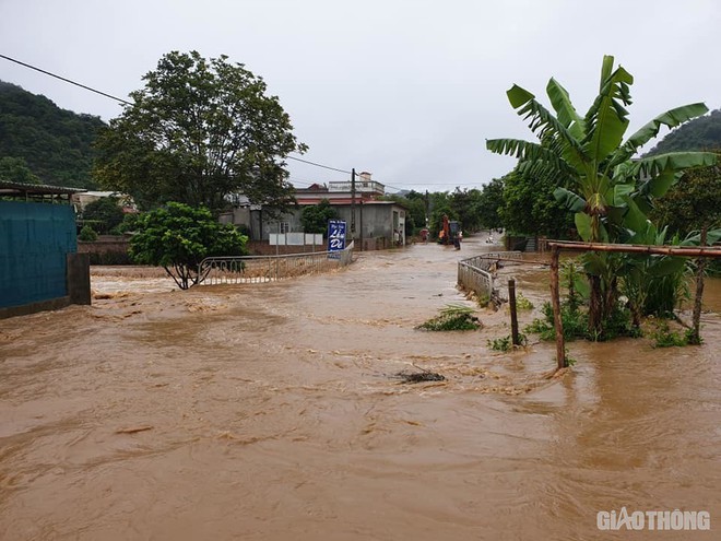 Mưa lũ khiến 1 người chết, hàng trăm ngôi nhà ở Sơn La bị ngập sâu - Ảnh 1.