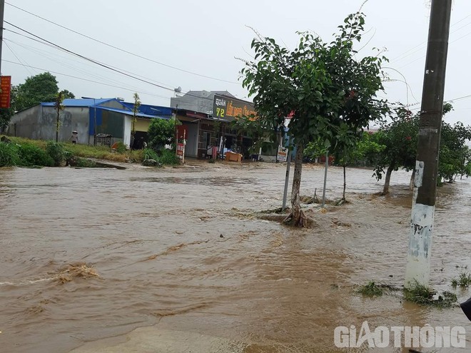 Mưa lũ khiến 1 người chết, hàng trăm ngôi nhà ở Sơn La bị ngập sâu - Ảnh 3.