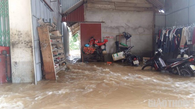 Mưa lũ khiến 1 người chết, hàng trăm ngôi nhà ở Sơn La bị ngập sâu - Ảnh 8.