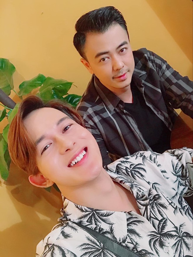 Sau bộ phim Về Nh&agrave; Đi Con, t&ocirc;i đ&atilde; t&igrave;m ra combo mặc đẹp gi&uacute;p bố &ldquo;hồi xu&acirc;n&rdquo; - Ảnh 1.