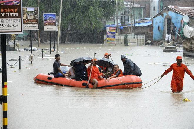 Hàng trăm người mắc kẹt tại Mumbai, Ấn Độ do mưa lớn - Ảnh 1.