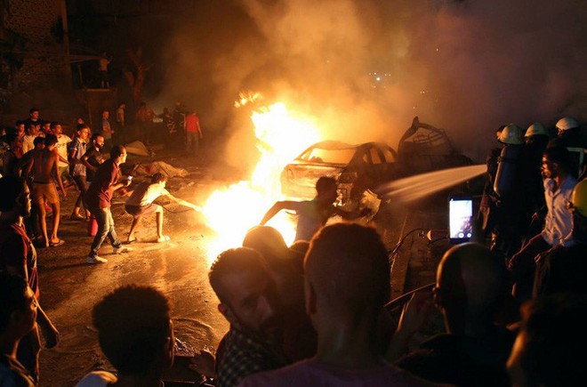 Tông xe ngoài đường làm cháy bệnh viện, 19 người thiệt mạng - Ảnh 1.