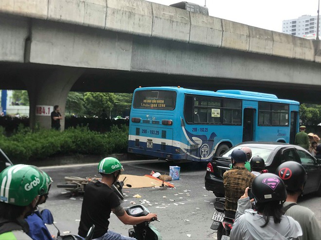 Hà Nội: Va vào xe buýt, một người đàn ông bị cán tử vong - Ảnh 1.