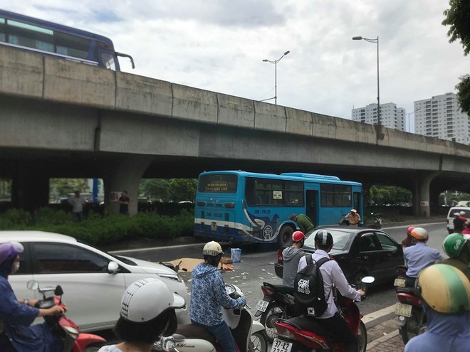 Hà Nội: Va vào xe buýt, một người đàn ông bị cán tử vong - Ảnh 2.