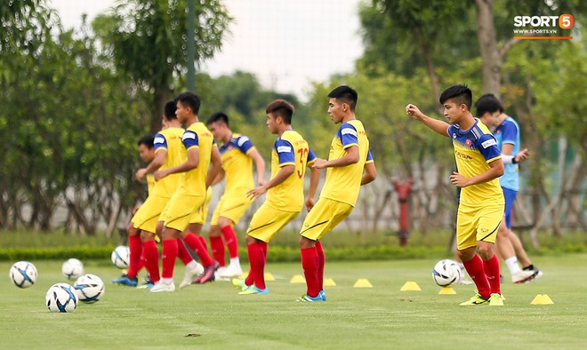 HLV Park Hang-seo thích thú hướng dẫn thủ môn đặc biệt ở U22 Việt Nam, mới 20 tuổi đã cao hơn cả Lâm Tây - Ảnh 8.