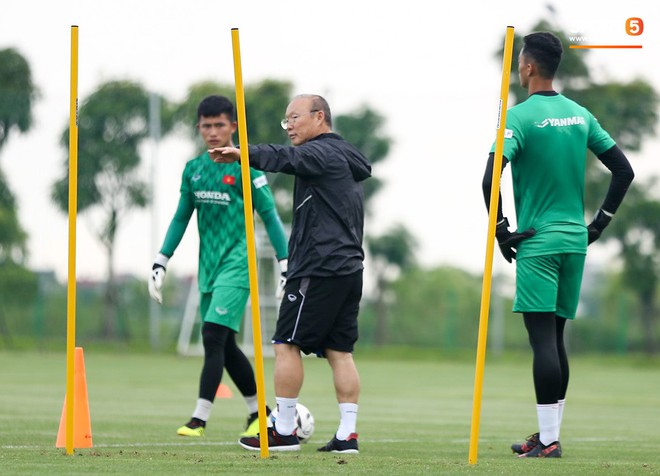 HLV Park Hang-seo thích thú hướng dẫn thủ môn đặc biệt ở U22 Việt Nam, mới 20 tuổi đã cao hơn cả Lâm Tây - Ảnh 5.